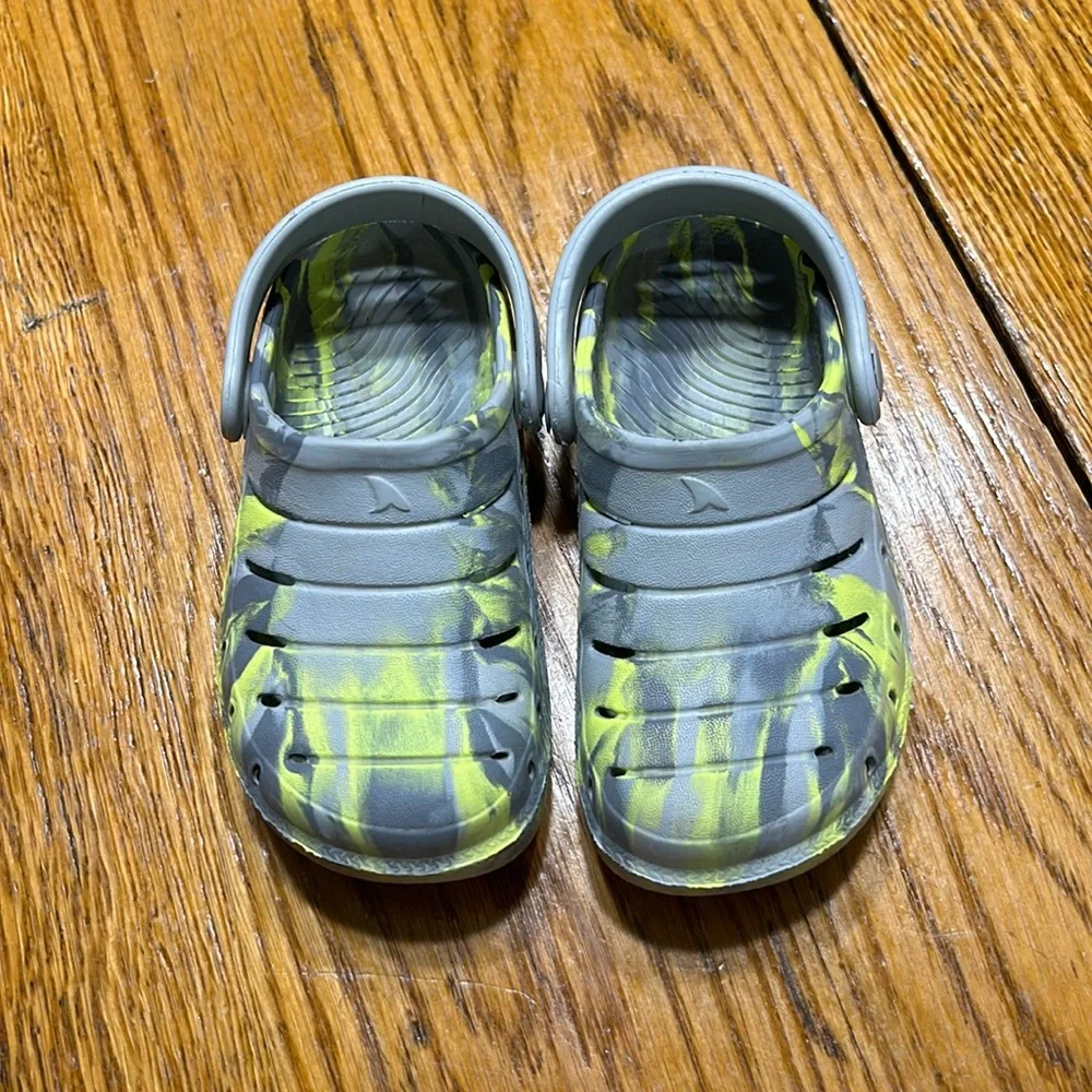 Rugged Shark brand rubber clogs for toddler. Size 7. Great condition.